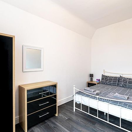 Two Bedroom Holiday Apartment Colwyn Bay Extérieur photo