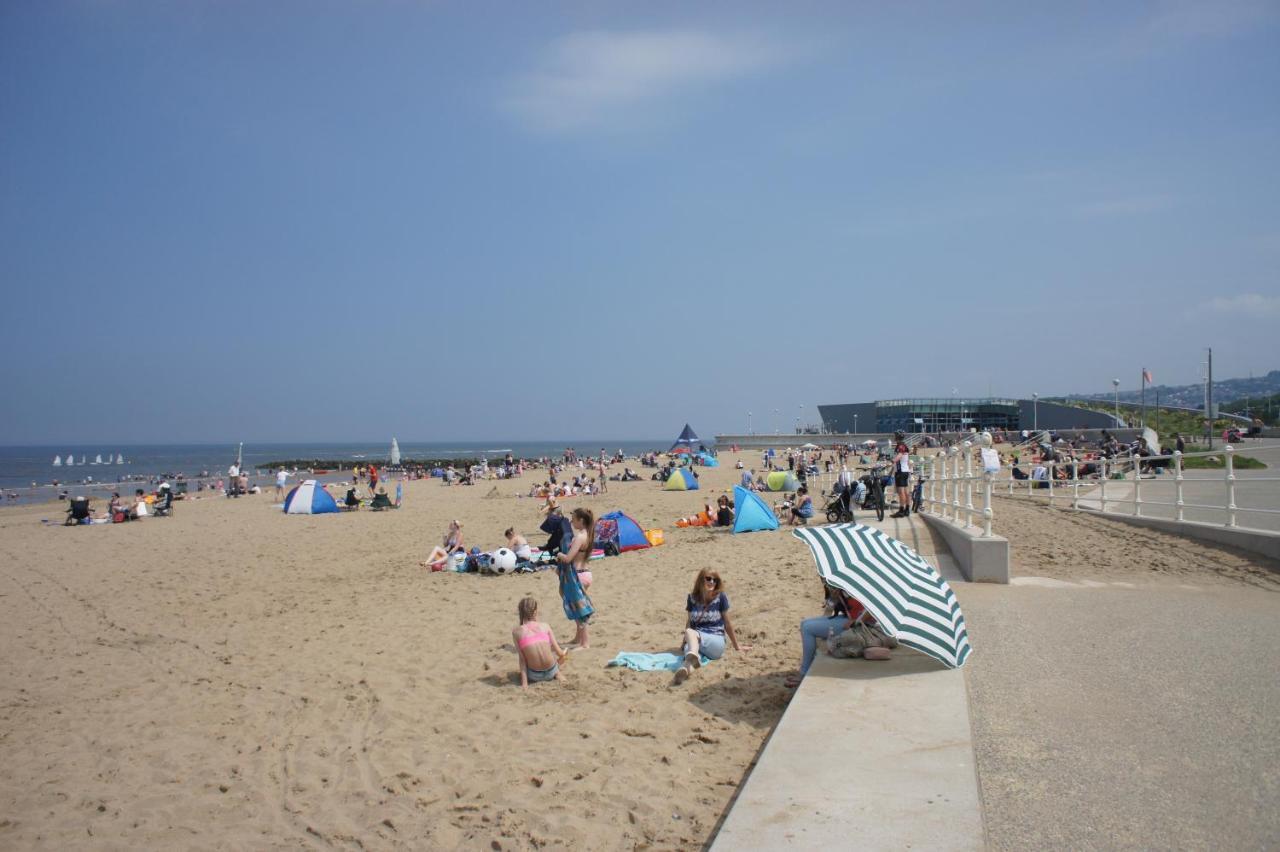 Two Bedroom Holiday Apartment Colwyn Bay Extérieur photo